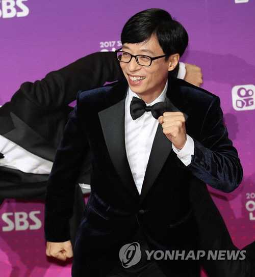 개그맨 유재석(오른쪽)이 지난 2017년 12월 30일 오후 서울 마포구 상암동 SBS프리즘센터에서 열린 2017 SBS 연예대상 레드카펫 행사에서 포즈를 취하고 있다. <연합뉴스>